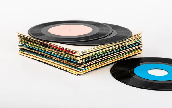 Beyaz arkaplandaki plastik plaklar.