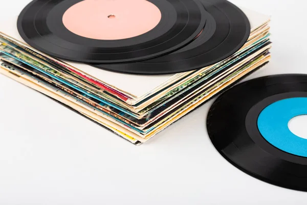 Hromada Vinylových Desek Bílém Pozadí — Stock fotografie