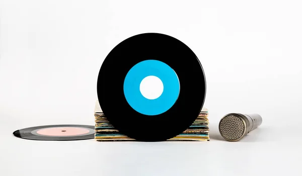 Schallplatte Mit Blauem Etikett Mit Einem Stapel Alter Schallplatten Und — Stockfoto