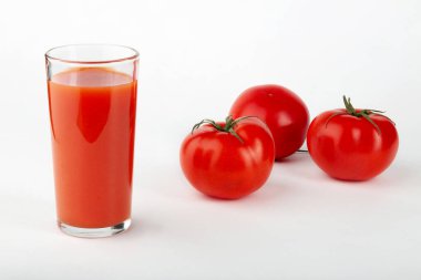 Beyaz arka planda domates suyu ve taze domates..