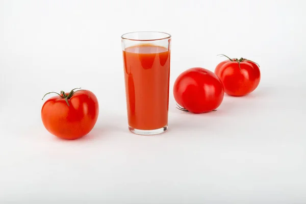 Suco Tomate Tomates Frescos Fundo Branco — Fotografia de Stock