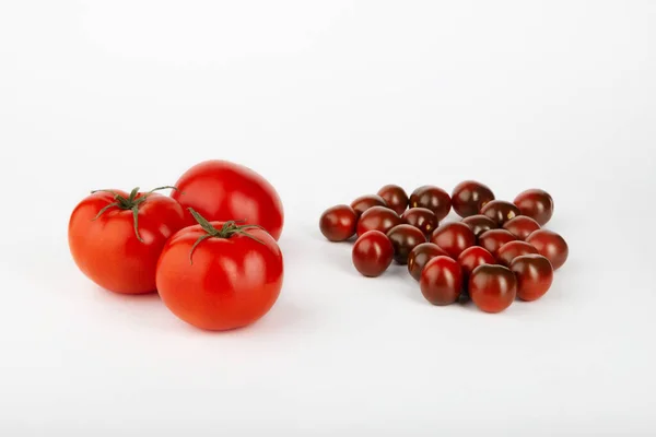 Röda Mogna Tomater Och Mogna Små Körsbärstomater Vit Bakgrund — Stockfoto