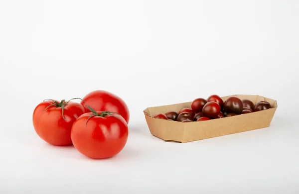 Röda Mogna Tomater Och Små Körsbärstomater Låda Vit Bakgrund — Stockfoto