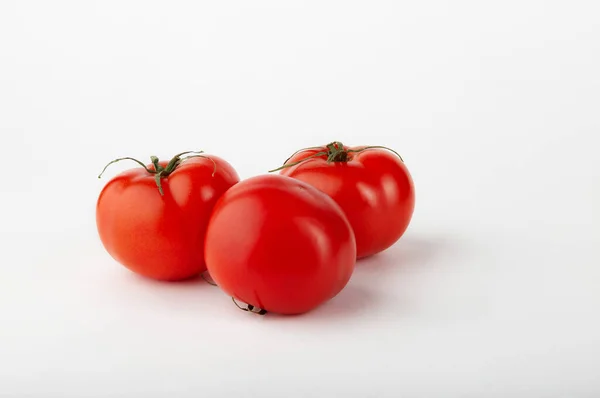 Tre Mogna Röda Tomater Vit Bakgrund — Stockfoto