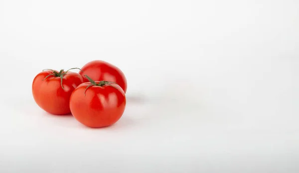 Mogna Röda Tomater Vit Bakgrund Kopiera Utrymme — Stockfoto