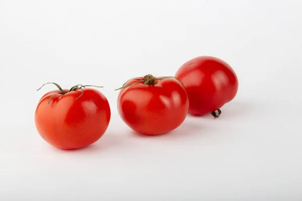 Mogna Röda Tomater Vit Bakgrund — Stockfoto