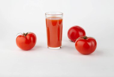Beyaz arka planda domates suyu ve taze domates..