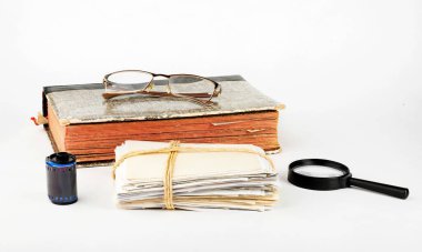 Beyaz arkaplanda eski aile fotoğrafları olan albümler.