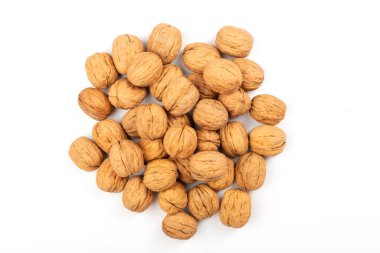 Kapalı ve kırılmış cevizlerin üst görünümü kopya alanı ile beyaz arkaplana saçılmış