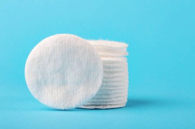 Mavi arka planda beyaz pamuk yastık yığını