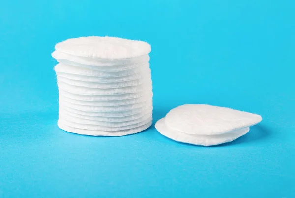Stack White Cotton Pads Close Blue Background Skin Cleaning — Stock Photo, Image