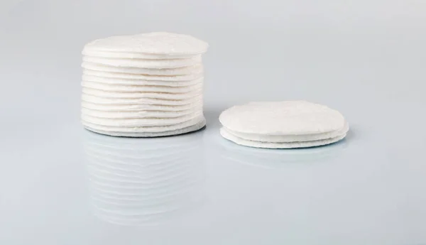 Μια Στοίβα Από Λευκά Βαμβακερά Μαξιλαράκια Κοντά Ένα Τραπέζι Καθρέφτη — Φωτογραφία Αρχείου