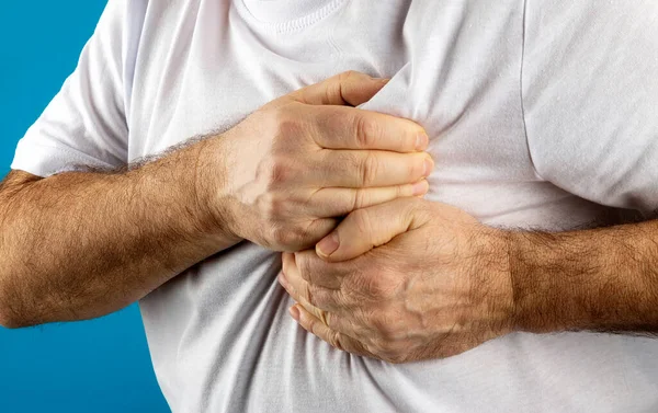 Hombres Con Dolor Torácico Infarto Miocardio Por Ataque Cardíaco Imagen de archivo