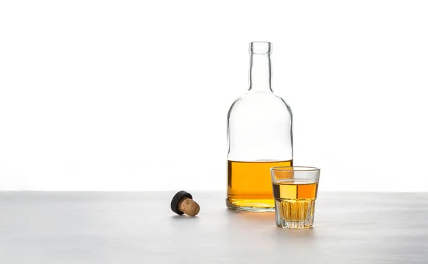 Szklanka Butelka Alkoholu Korkiem Białym Tle — Zdjęcie stockowe