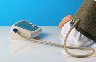 Bir erkek kan basıncını ölçer. Miyokard enfarktüsünün önlenmesi.