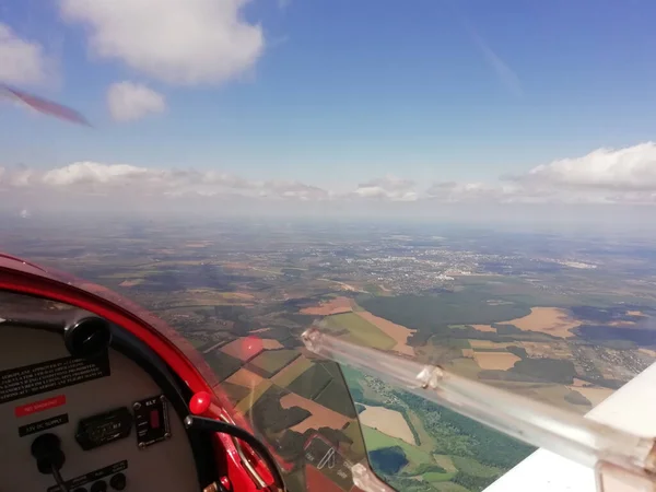 Eget Felhőket Földet Lefényképezték Repülő Repülőgép Pilótafülkéjéből — Stock Fotó