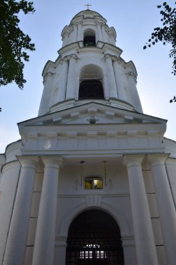 Dini bir binanın, çan kulesinin, alt manzaranın fotoğrafını çektim...