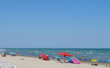 Deniz hala soğuk, ama ilk turistler çoktan tuzlu hava banyosu yapmaya başladılar..