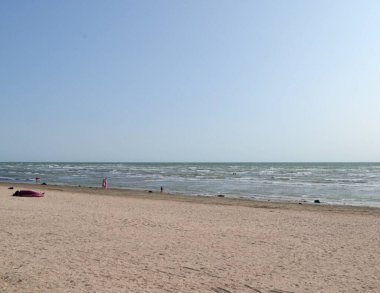 Baharın başlarında çekilen boş deniz kıyısı