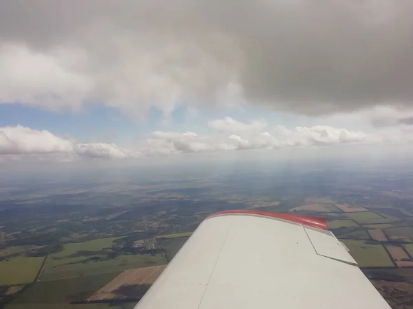 Das Flugzeug Fliegt Unter Den Wolken Der Blick Aus Dem — Stockfoto