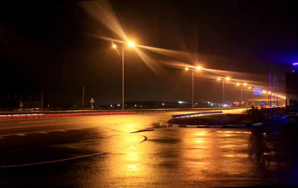 Night Lanterns Illuminate Raindrops Falling Road Pavement Exposed Light Raindrops — Stock Photo, Image