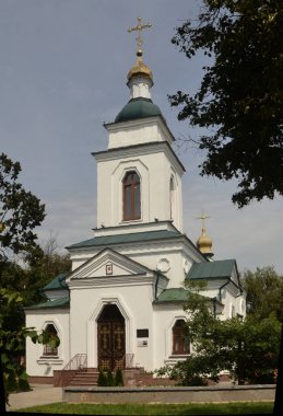 Küçük beyaz antik şehir kilisesi