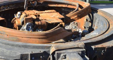 Yanmış ve ters dönmüş tank tareti, üst görünüm.