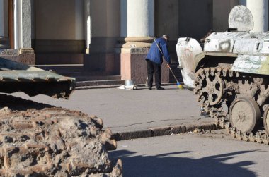 Sokaklardaki tanklar, temizlikçi sokakları temizliyor.