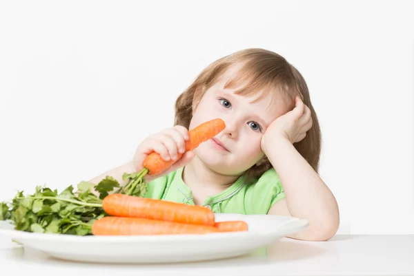 Criança come uma cenoura Imagem De Stock