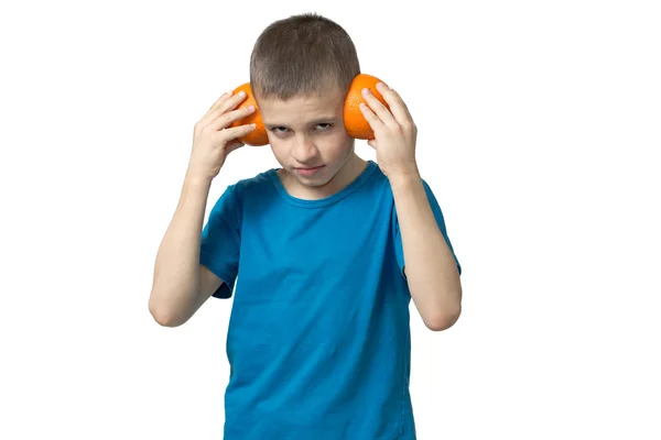 Adolescente ouvindo música via fones de ouvido fruta — Fotografia de Stock