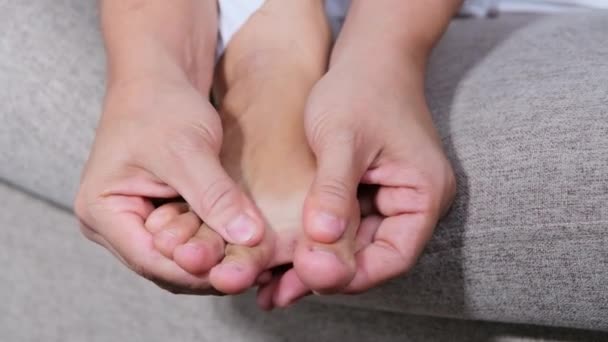 Primer Plano Una Mujer Masaje Dolorosos Dedos Los Pies Casa — Vídeo de stock