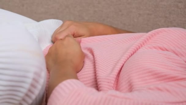Femeia Tânără Brațe Stomac Aplecându Dureri Abdominale Severe Crampe Menstruale — Videoclip de stoc