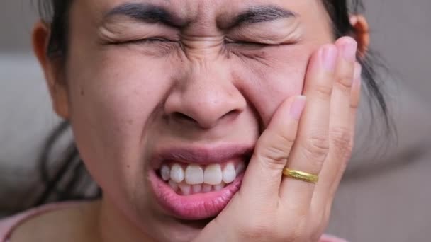 Mulher Asiática Segurando Sua Bochecha Com Mão Sofrendo Dor Dente — Vídeo de Stock