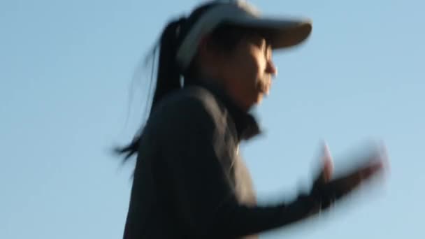 Mujer Joven Calentando Ejercicio Estirando Músculo Antes Trotar Parque Mujer — Vídeo de stock