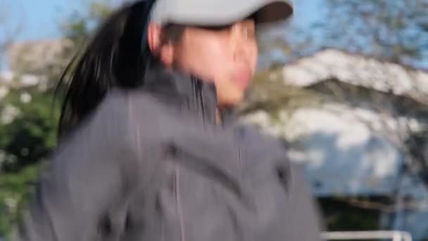 Jeune Femme Échauffant Exercice Étirant Ses Muscles Avant Faire Jogging — Video