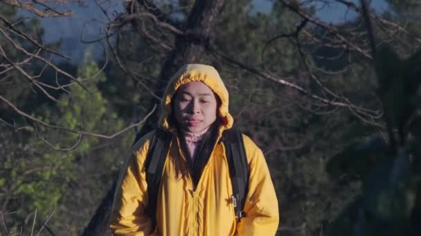 Jovem Mulher Casaco Amarelo Caminhando Uma Floresta Tropical Outono Uma — Vídeo de Stock