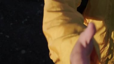 İş seyahatleri konseptine yardımcı olma işi. İki dağcı arasında el ele tutuşmak.