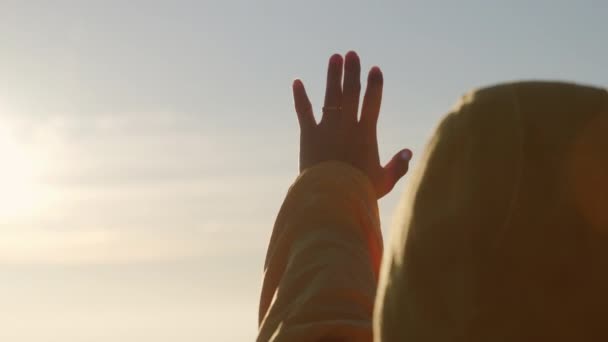 Silhouette Una Giovane Donna Felice Tende Mano Sole Fede Dio — Video Stock