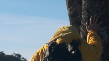 Sonbaharda ormanda yürürken sırt çantasıyla gezen yorgun bir kadın. Sağlıklı kadınlar açık hava aktivitelerinden ve ormanda aktif bir yaşam tarzından hoşlanırlar..