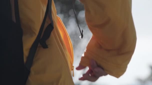 Τουριστική Γυναίκα Κίτρινο Σακάκι Σακίδιο Ζεσταίνει Χέρια Της Στην Κορυφή — Αρχείο Βίντεο