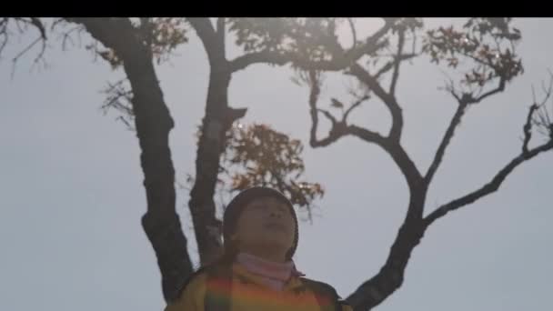 Retrato Uma Mulher Uma Jaqueta Amarela Topo Uma Montanha Nascer — Vídeo de Stock
