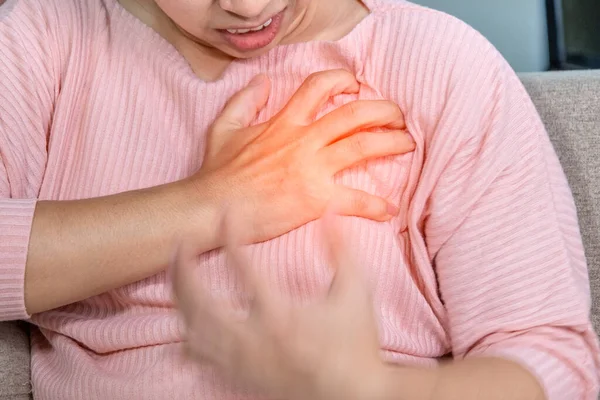 Aziatische Vrouw Raakt Haar Hart Gebied Terwijl Pijn Borst Hart — Stockfoto