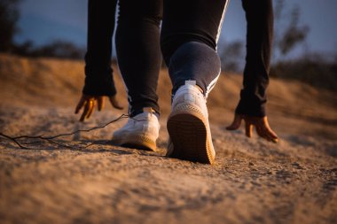 Orman yolunda koşan bir kadın koşucu. Kadın sporcu dağda koşuyor. Spor sağlık konsepti.