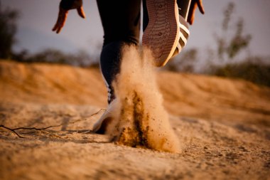 Orman yolunda koşan bir kadın koşucu. Kadın sporcu dağda koşuyor. Spor sağlık konsepti.