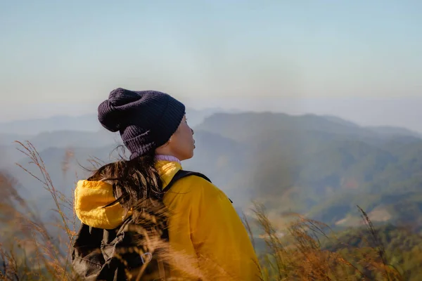 Вид Сзади Женщину Желтой Куртке Стоящую Вершине Горы Восходе Солнца — стоковое фото