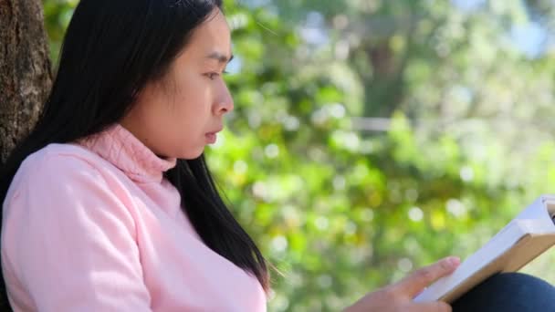 Une Étudiante Asiatique Lit Livre Assis Sur Herbe Sous Grand — Video