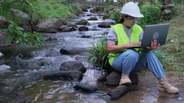 Engenheiros Ambientais Inspecionam Qualidade Água Fontes Água Naturais Registram Dados — Vídeo de Stock