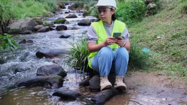 Umweltingenieure Überprüfen Die Wasserqualität Natürlichen Wasserquellen Und Zeichnen Daten Auf — Stockvideo