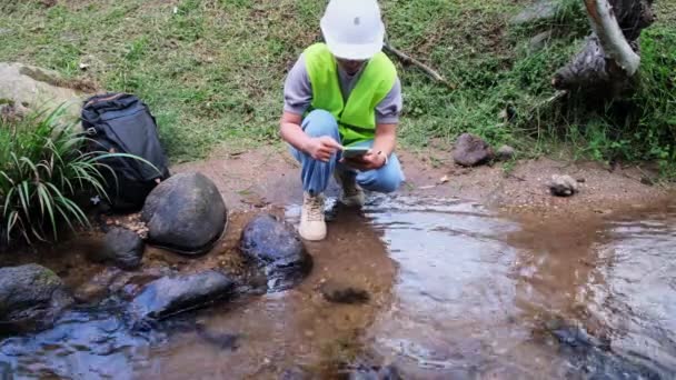 Los Ingenieros Ambientales Inspeccionan Calidad Del Agua Las Fuentes Agua — Vídeo de stock