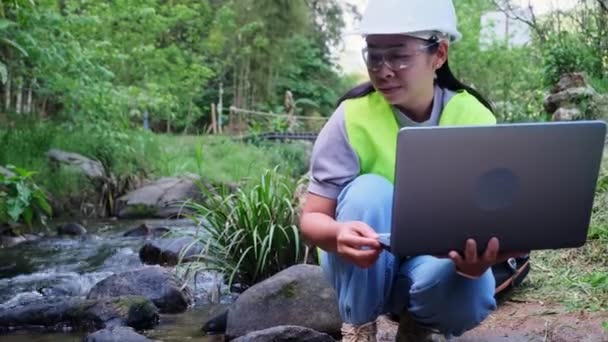 Inżynierowie Środowiskowi Sprawdzają Jakość Wody Naturalnych Źródłach Wody Rejestrują Dane — Wideo stockowe